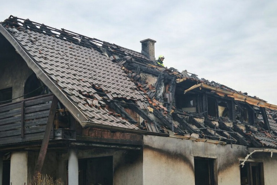 Huda tragedija v Sloveniji: Petim osebam se je uspelo evakuirati, 81-letnik umrl v goreči hiši