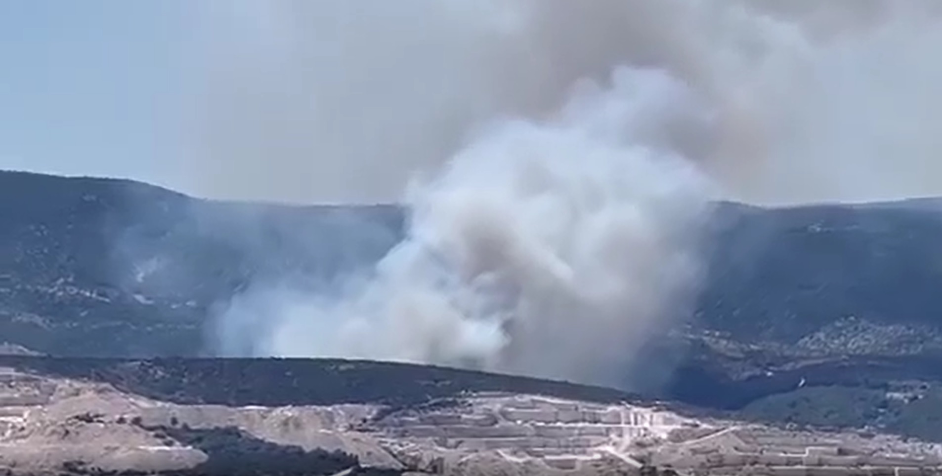 FOTO in VIDEO: Na Hrvaškem se je razbohotil hud požar, gasilci obvarovali naselja