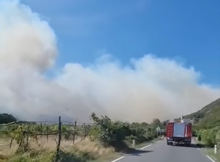 VIDEO: Gasilci si prizadevajo pogasiti še zadnji žarišči pri Socerbu