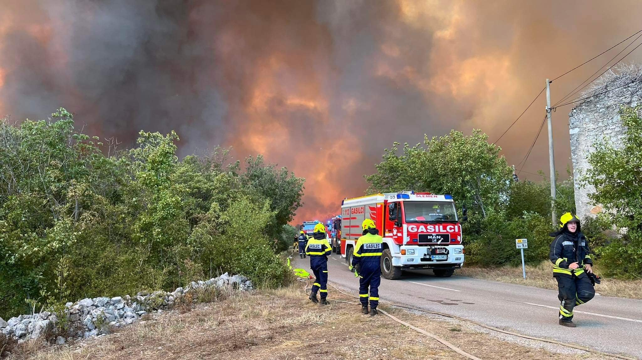 Požar na italijanskem Krasu ustavili, slovenski gasilci se vračajo domov