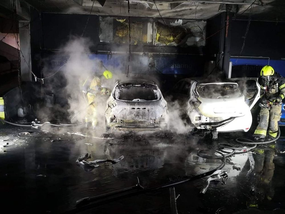 V garažni hiši zagorela električna vozila, sedem ljudi evakuirali
