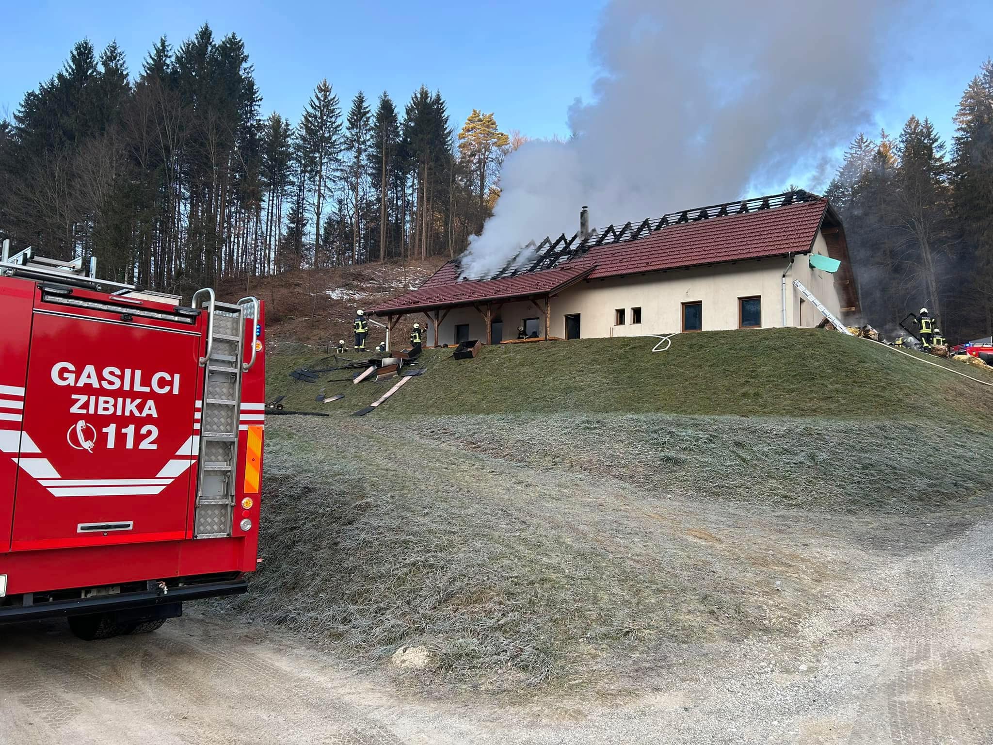 Zagorel lovski dom, več gasilskih društev požar pogasilo