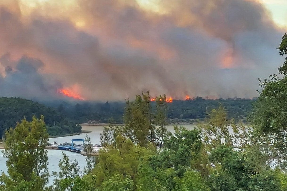 FOTO in VIDEO: Istro zajel velik požar, ki ga slabša burja, “vse je v dimu”