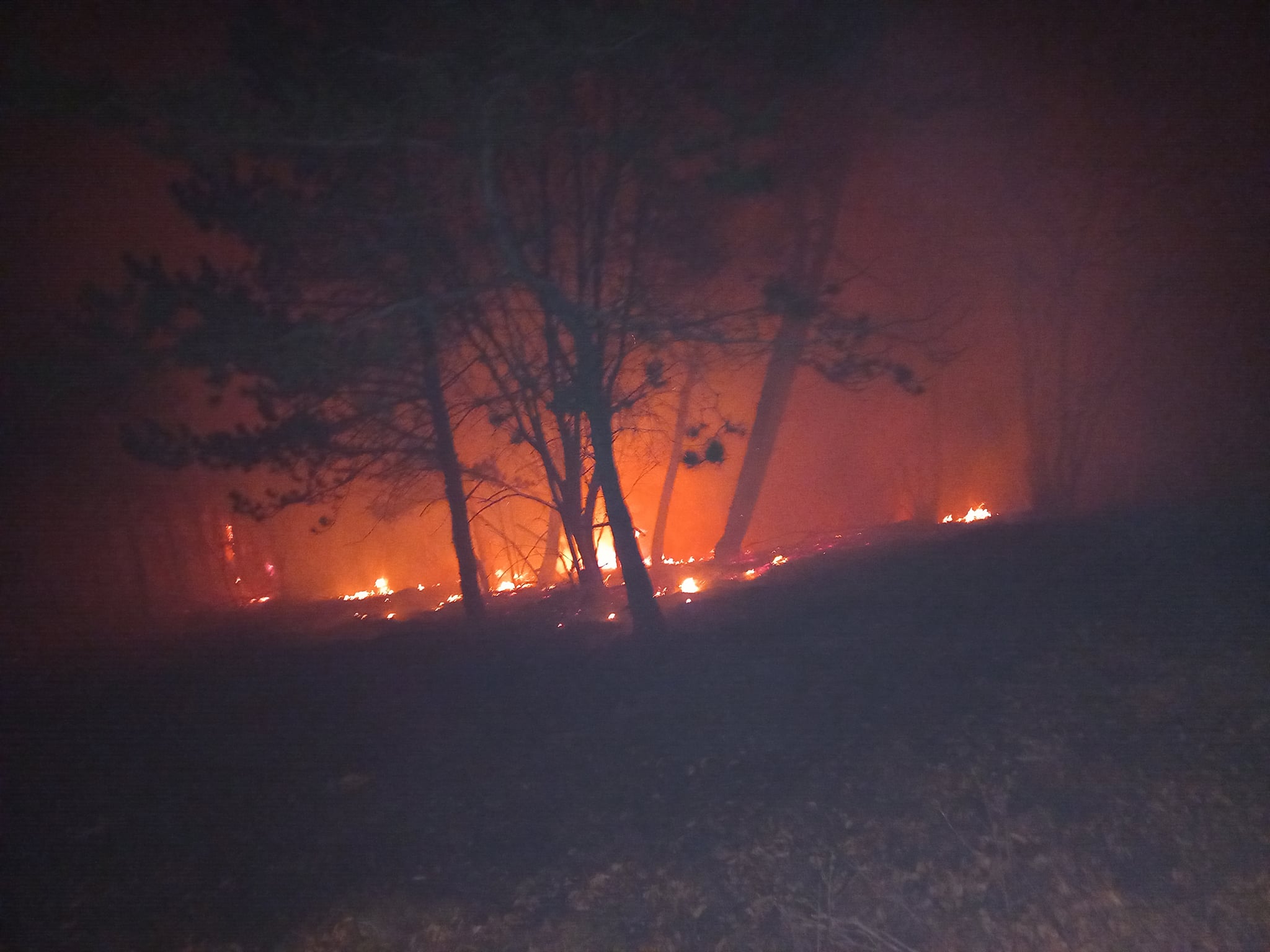 Kljub opozorilom še vedno veliko požarov, danes pomaga gasiti tudi helikopter