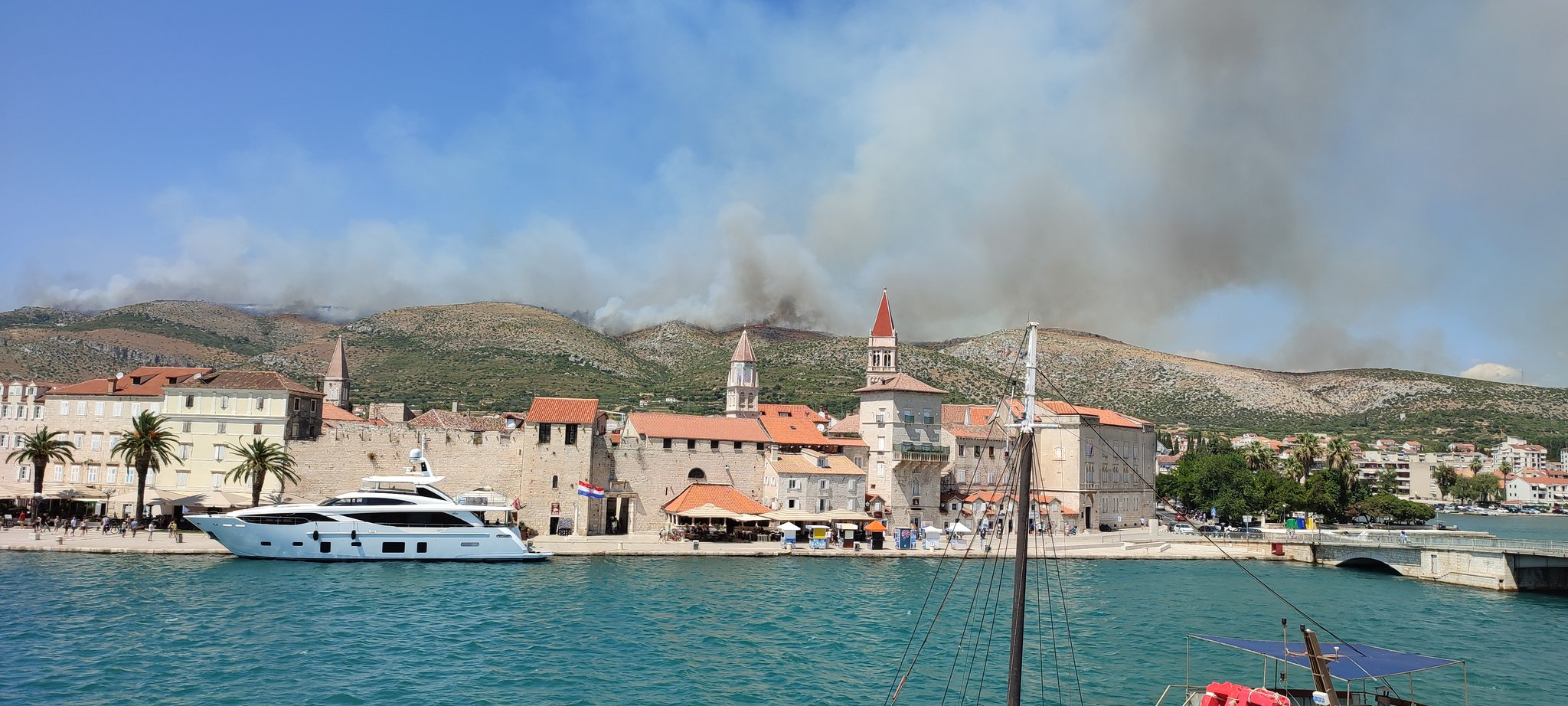 FOTO in VIDEO: Pri Trogiru se je razvnel ogromen požar