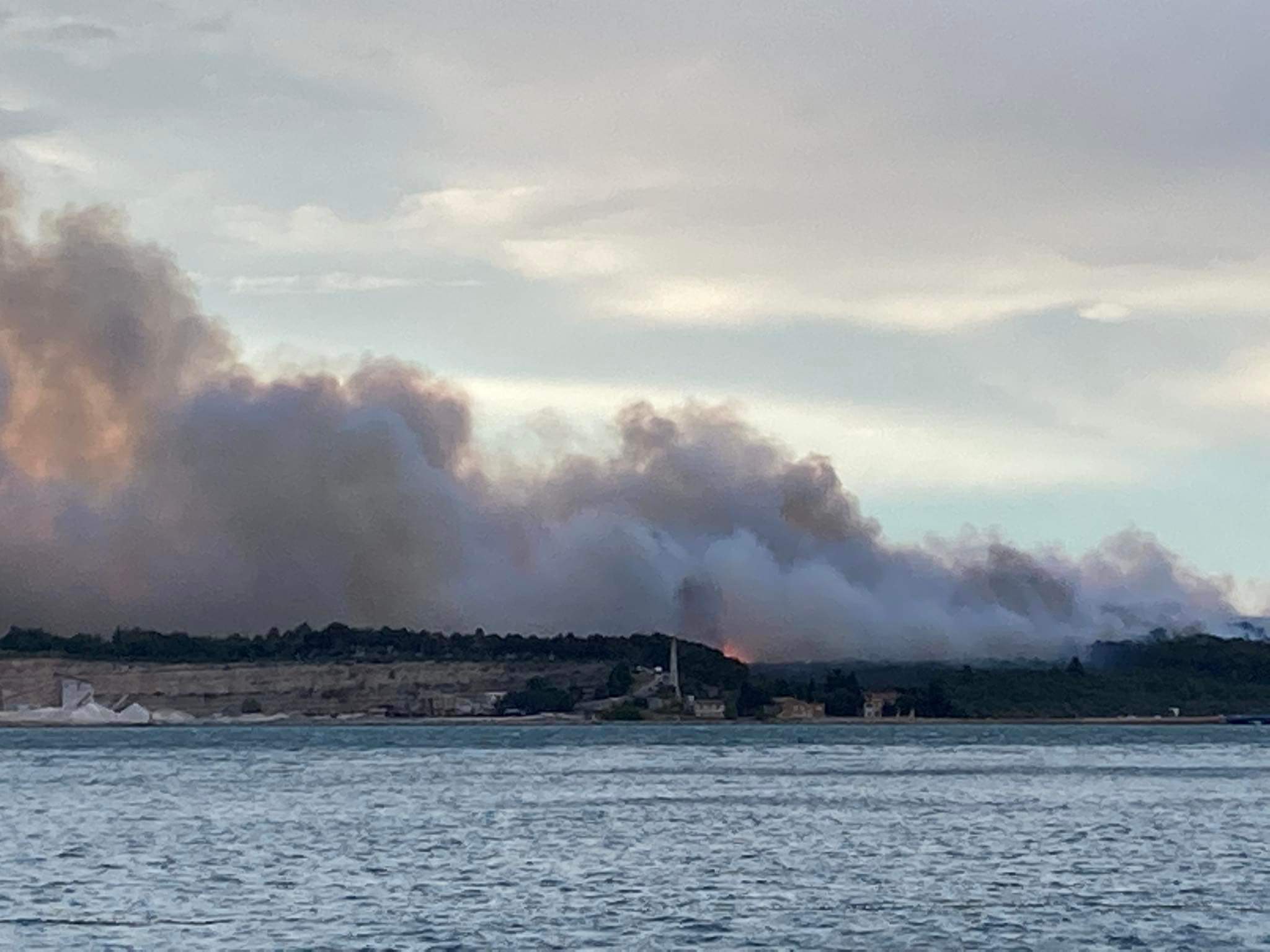 V Novigradu gasili vso noč, zgorelo več kot 45 hektarov