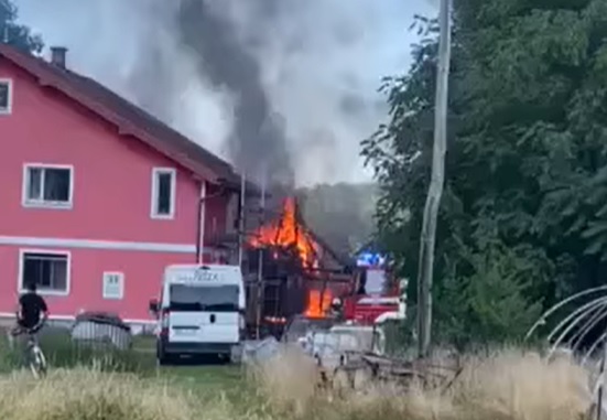 FOTO in VIDEO: Velik požar zajel gospodarsko poslopje v okolici Ptuja