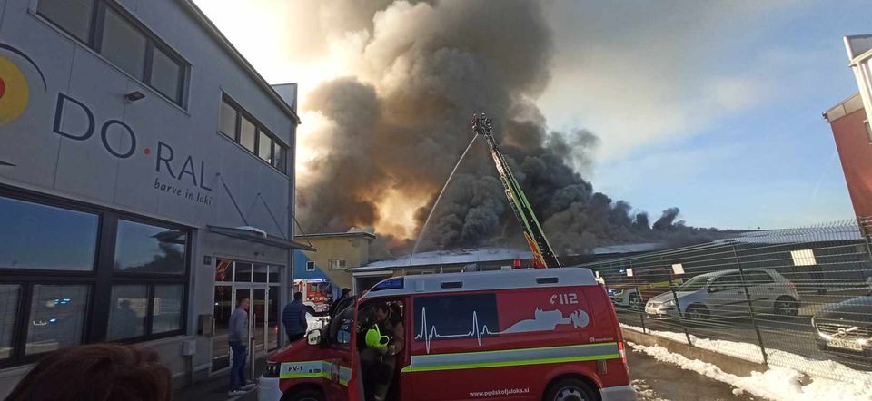 FOTO in VIDEO: Požar pogašen, opozorilo prebivalcem še vedno velja