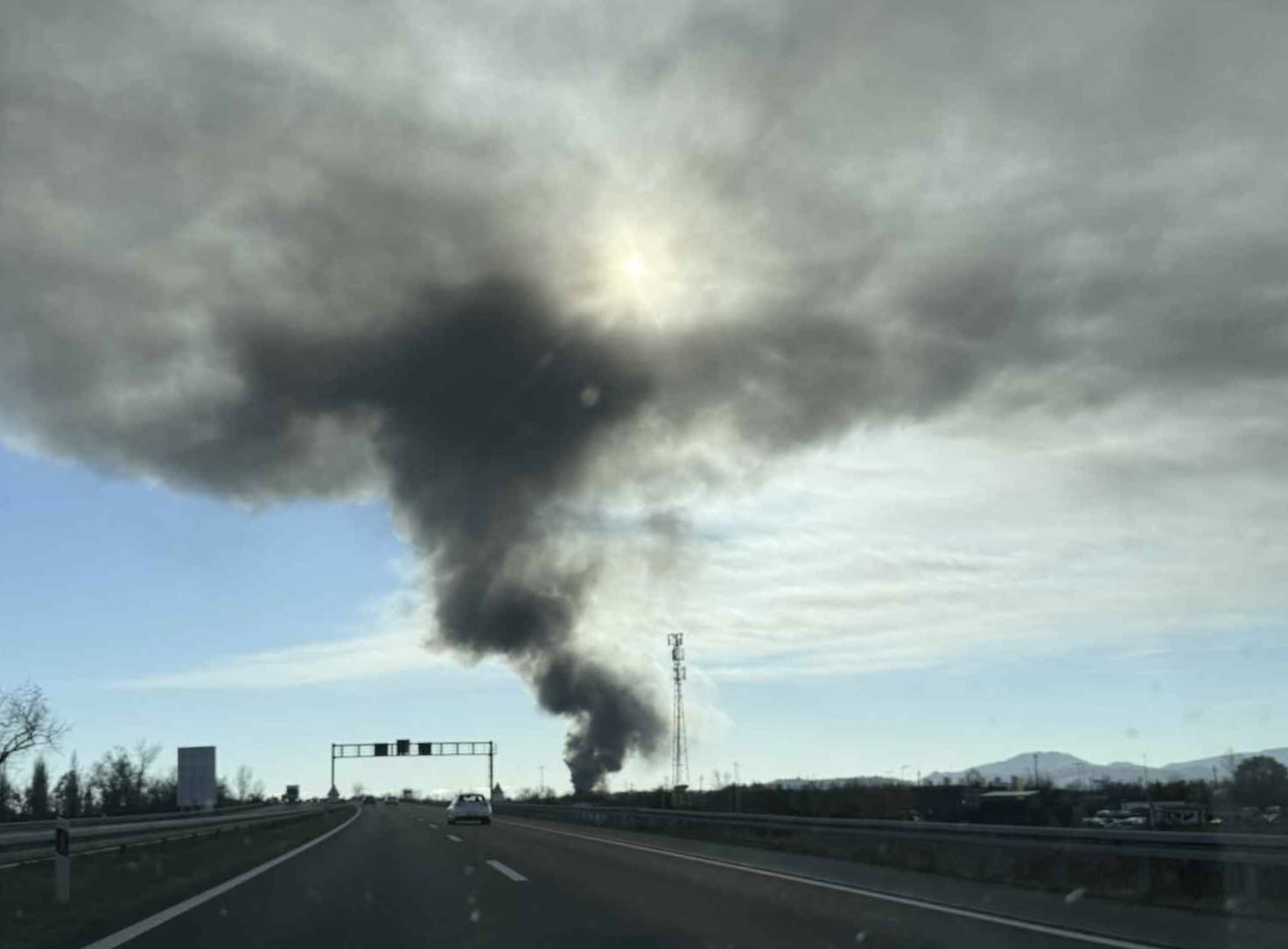 FOTO: V okolici Zagreba velik požar: Ogenj zajel skladišče gum