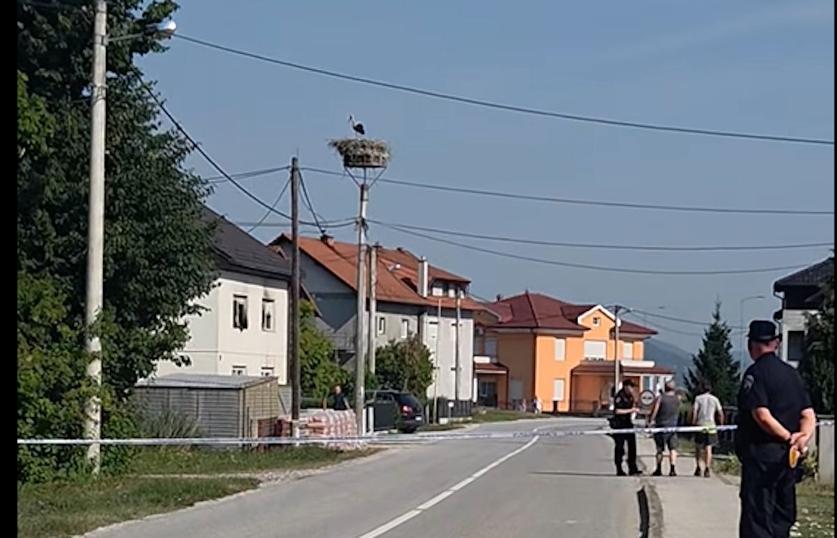 Tragedija ne daleč od slovenske meje: V požaru družinske hiše umrle tri osebe