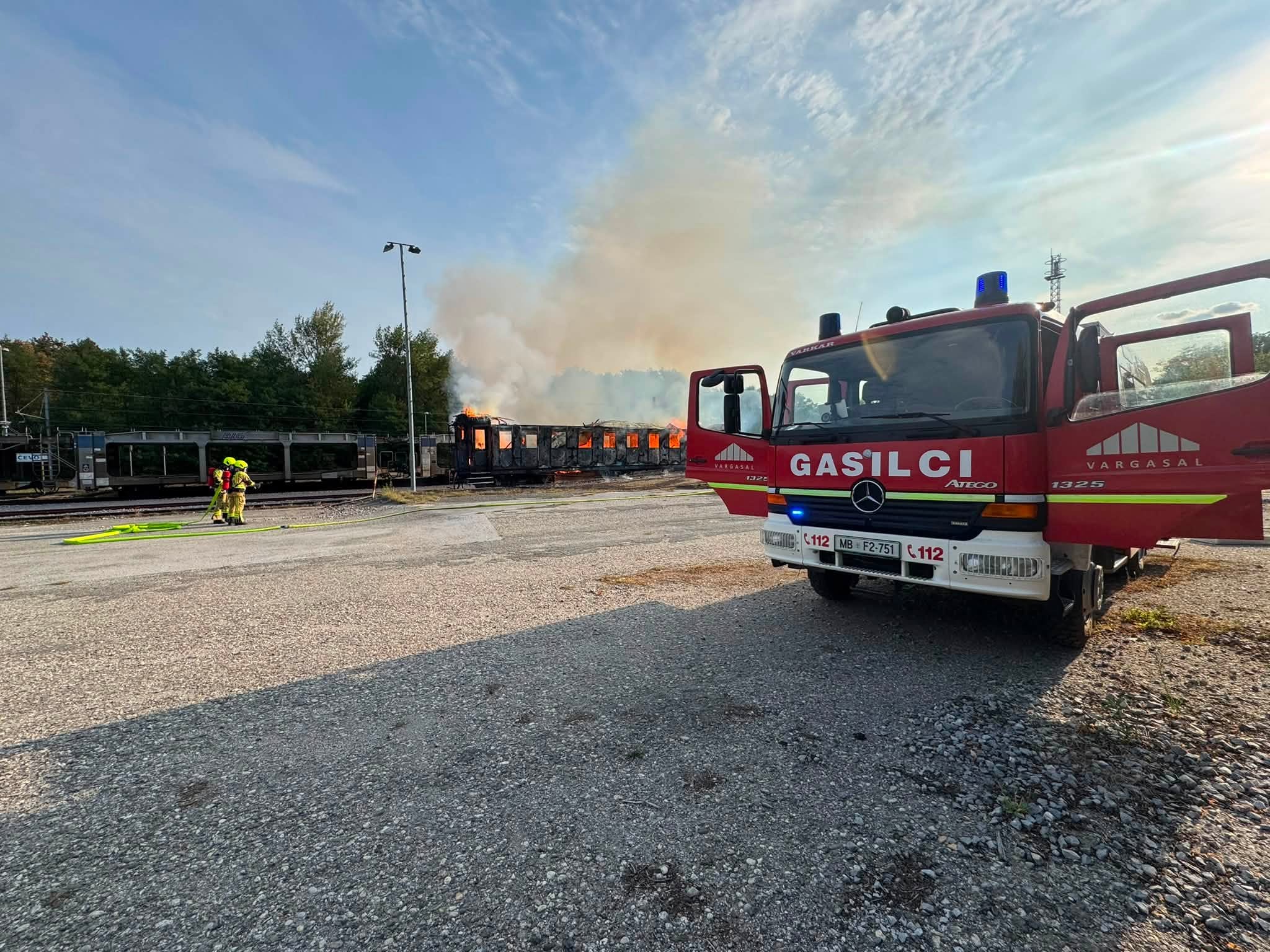 FOTO: Na železniški postaji zagorel železniški vagon