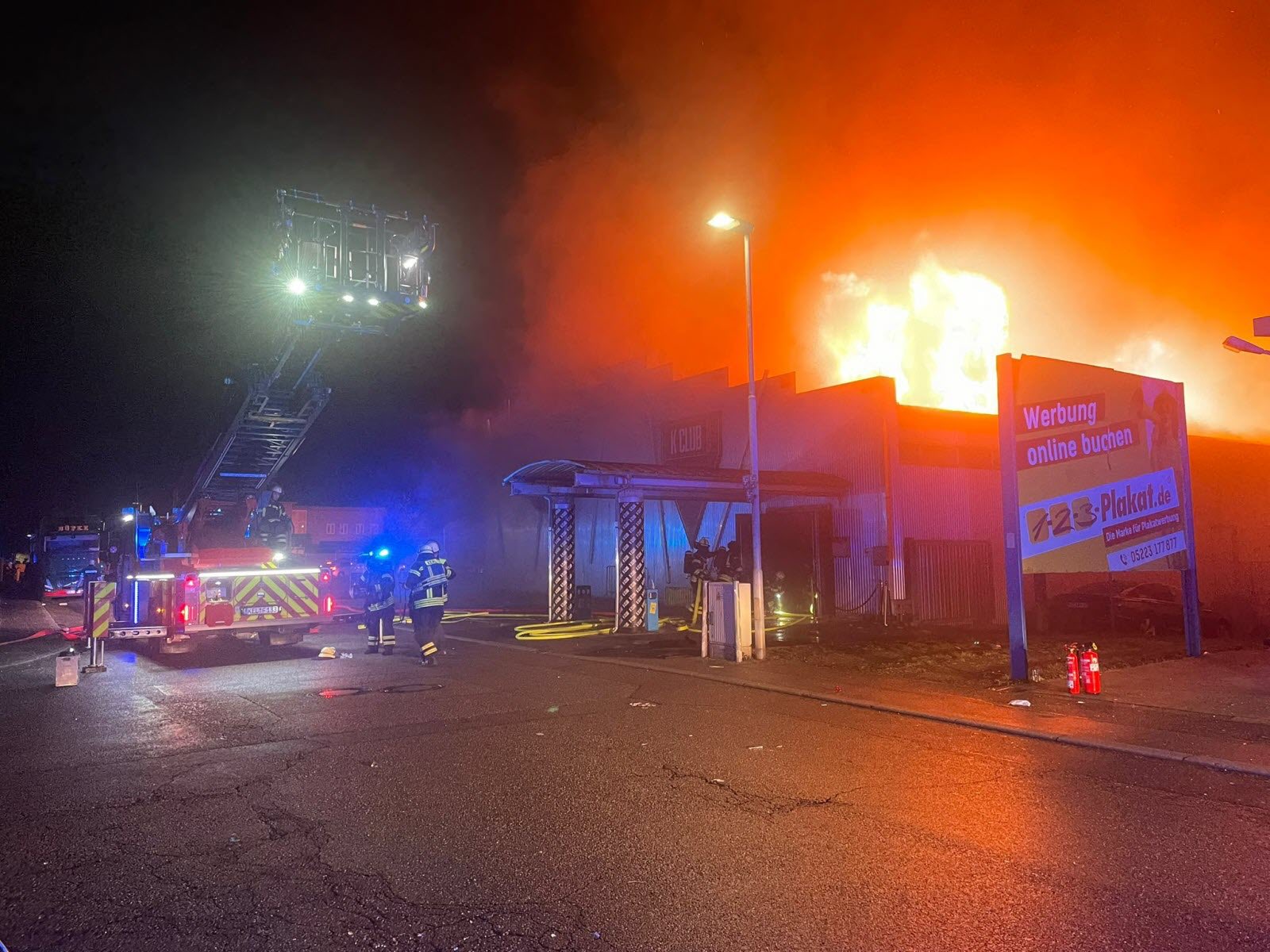 VIDEO: 750 gostov ujetih v goreči diskoteki, stavba pogorela do tal