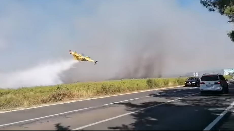 FOTO in VIDEO: Pri Biogradu izbruhnil velik požar, ogenj se približuje glavni cesti