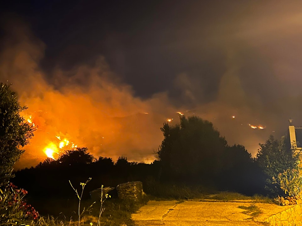 FOTO in VIDEO: V okolici Dubrovnika velik požar, slišijo se tudi eksplozije min