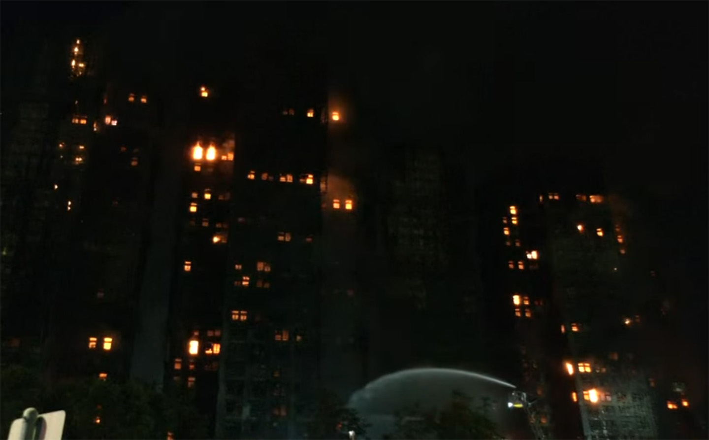 700 gasilcev se še vedno bori proti požaru, do sedaj potrjenih 13 smrtnih žrtev