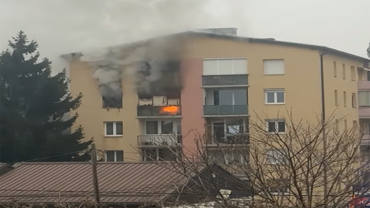 Požar v stanovanju na Studencih, ena oseba prepeljana v UKC Maribor