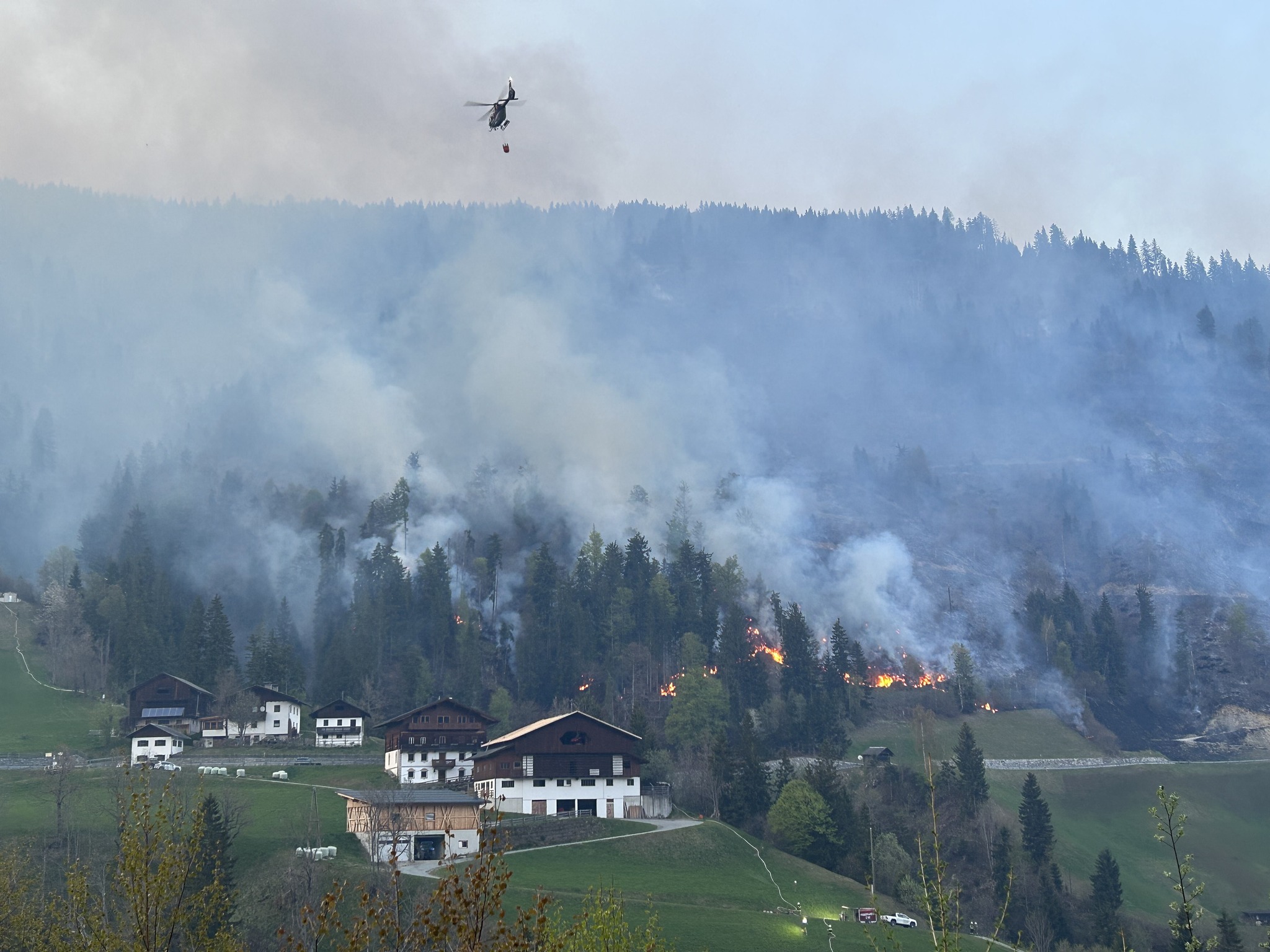 Požar v bližini meje: Na terenu 250 gasilcev, ogenj se še vedno širi (FOTO)