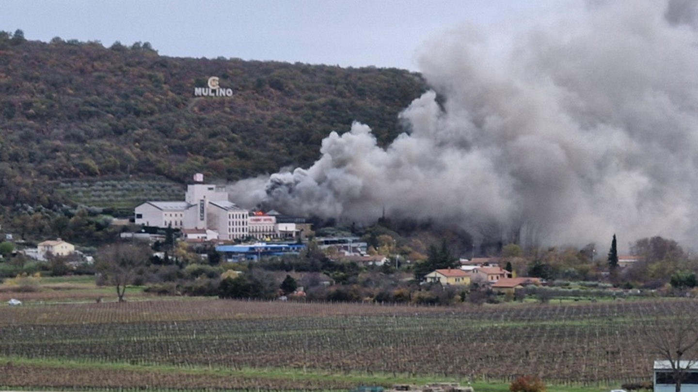 Požar tik ob slovenski meji, gori Casino Mulino