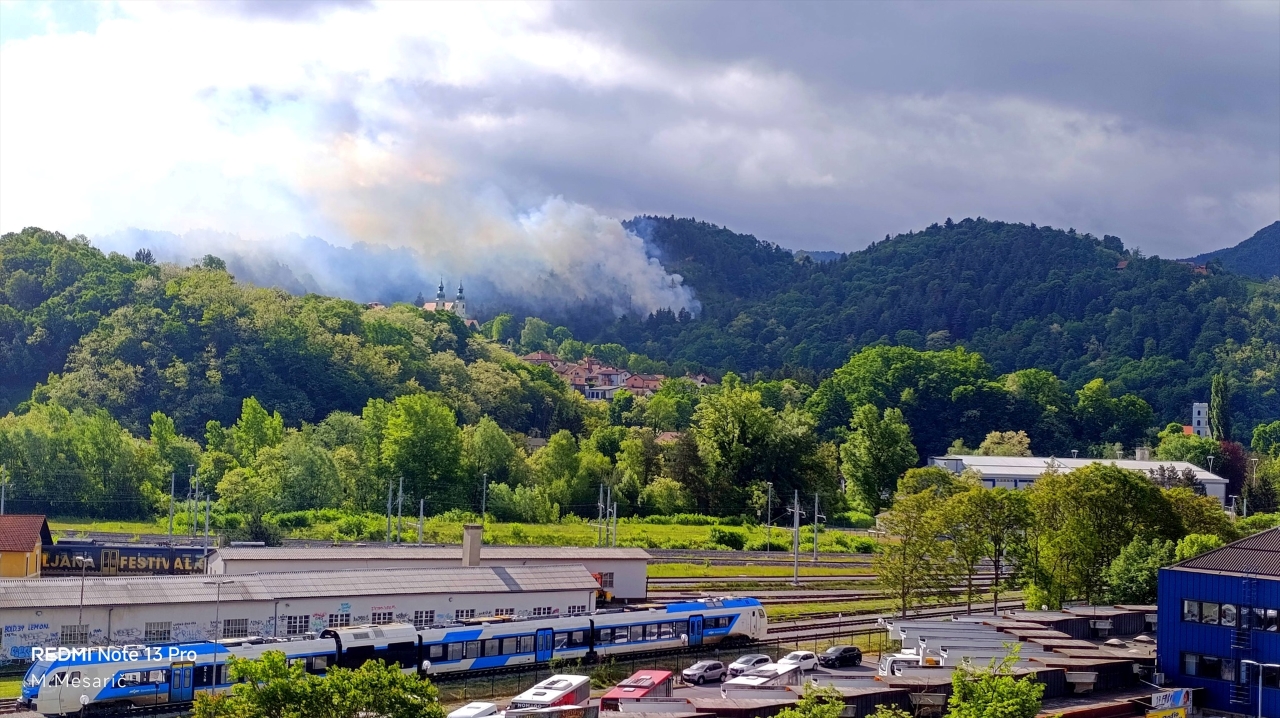 Zagorelo v bližini Celjskega gradu, gre za obsežen požar