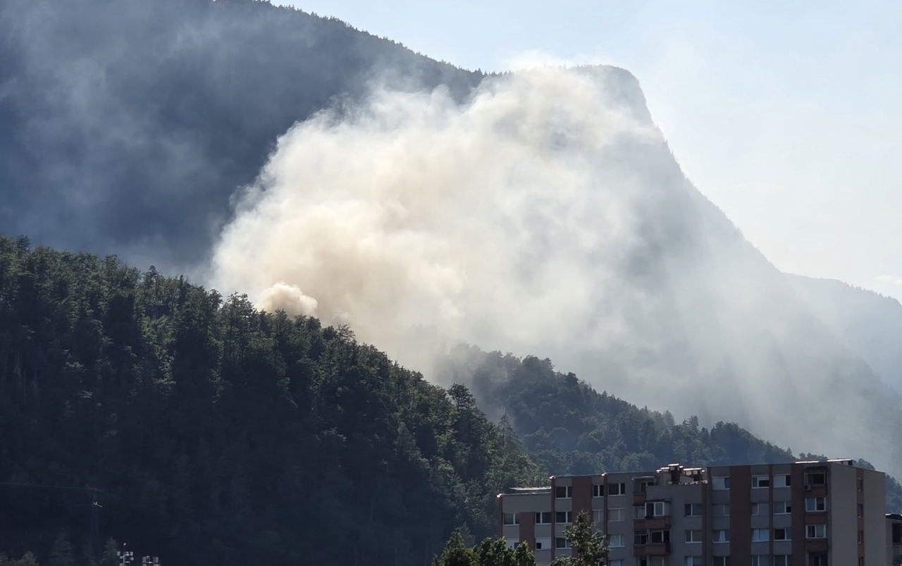 Zagorelo na deponiji v Jesenicah, gasilci se še vedno borijo s požarom