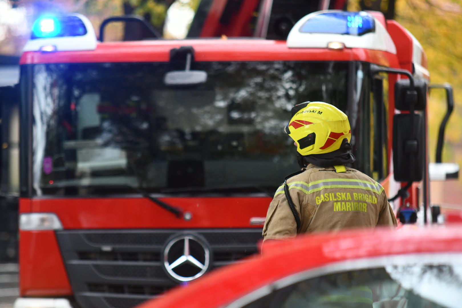 V garažni hiši UKC Maribor zagorelo vozilo, posredovati so morali gasilci