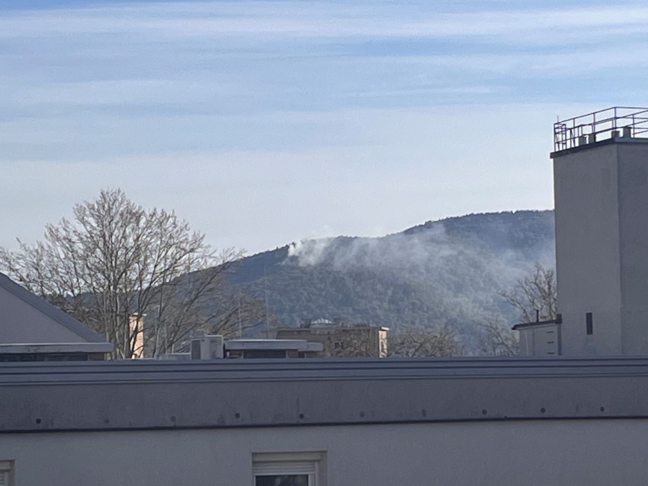 Foto: Zagorelo na Pohorju, dim viden tudi iz Maribora