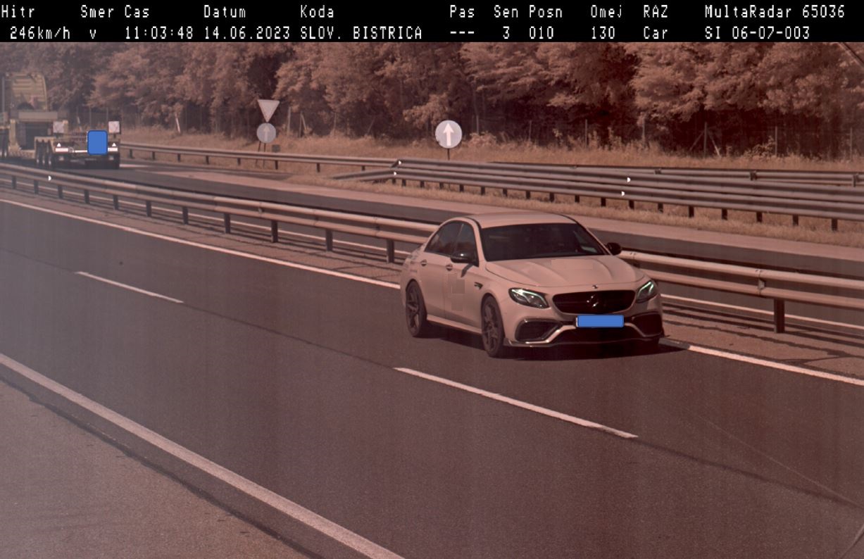 FOTO: Romun po avtocesti s hitrostjo 246 km/h, takšno kazen so mu dali mariborski policisti