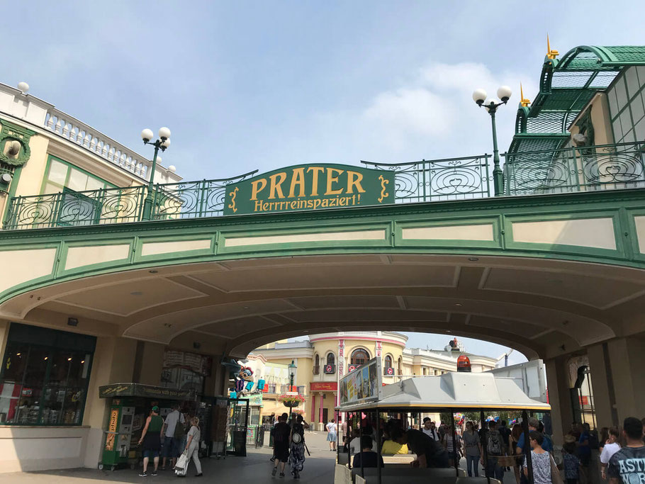 Nesreča v zabaviščnem parku, ki je priljubljen izletniški cilj Slovencev: Vlakec smrti iztiril med vožnjo