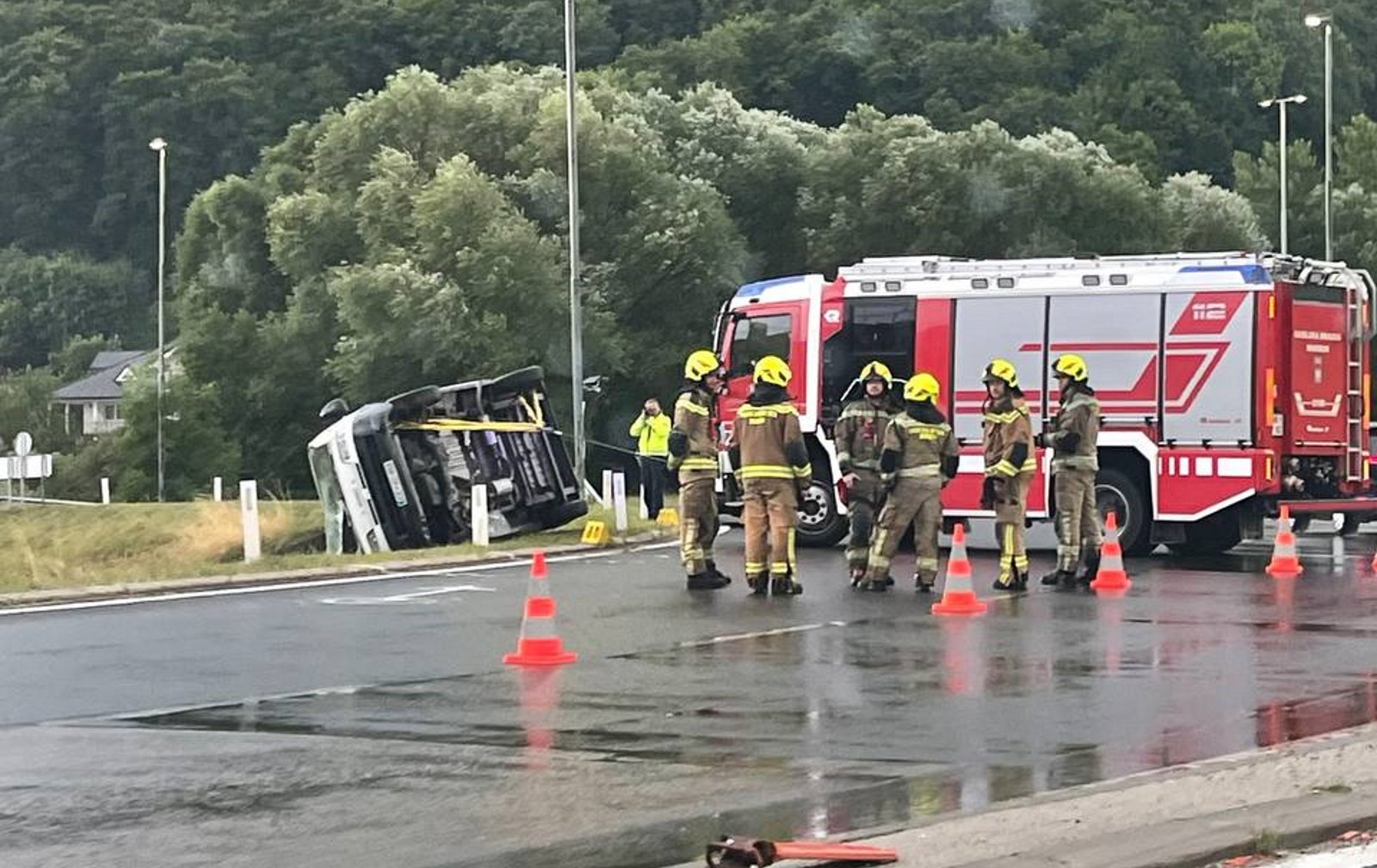 FOTO: V okolici Maribora vozilo zletelo s ceste