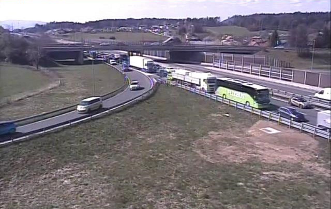 Povečan promet zaradi praznikov, zaradi nesreče nastajajo še daljši zastoji