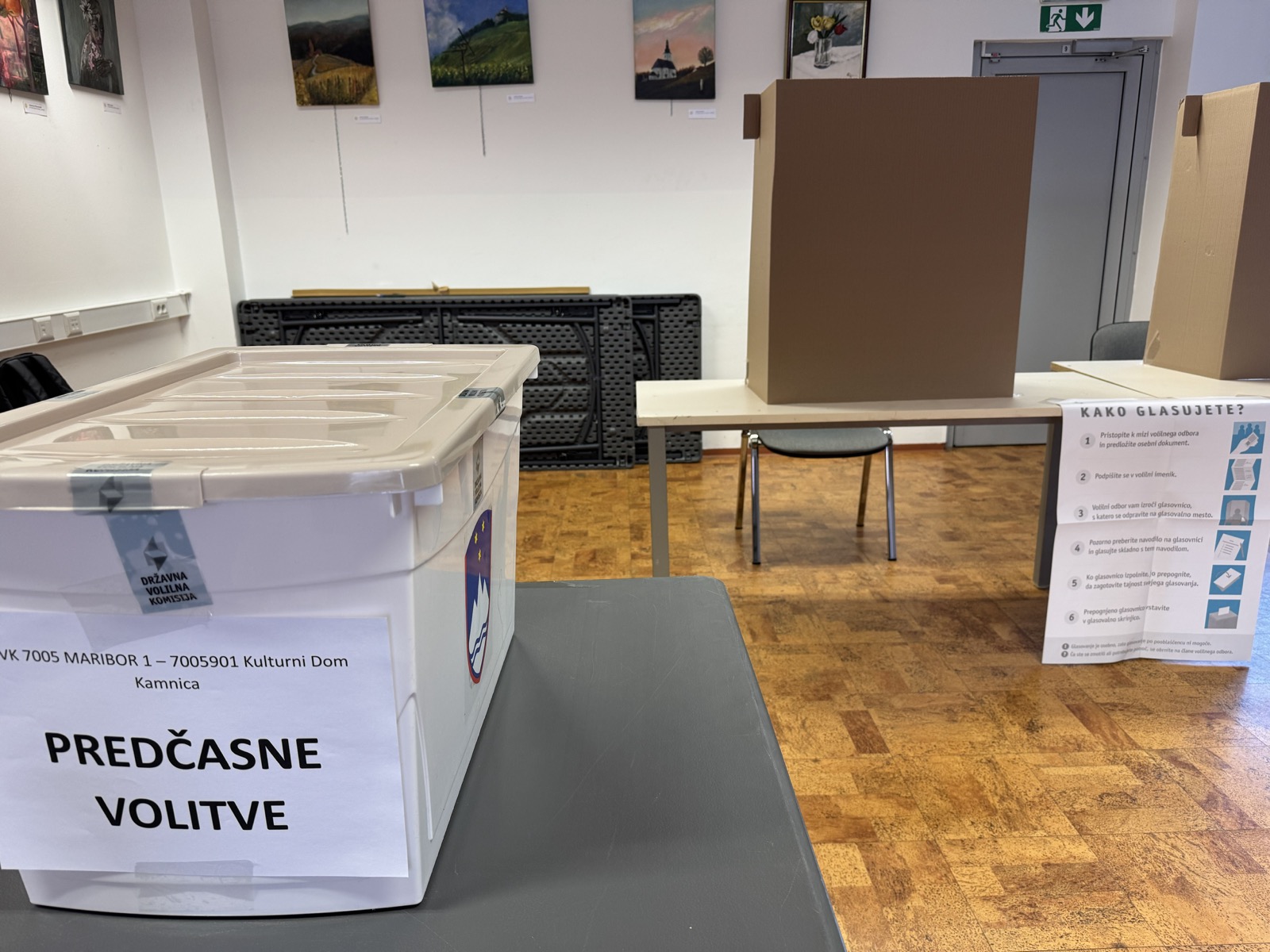 FOTO: V prvih urah odprtih volišč v Mariboru bolj malo zanimanja za predčasno glasovanje