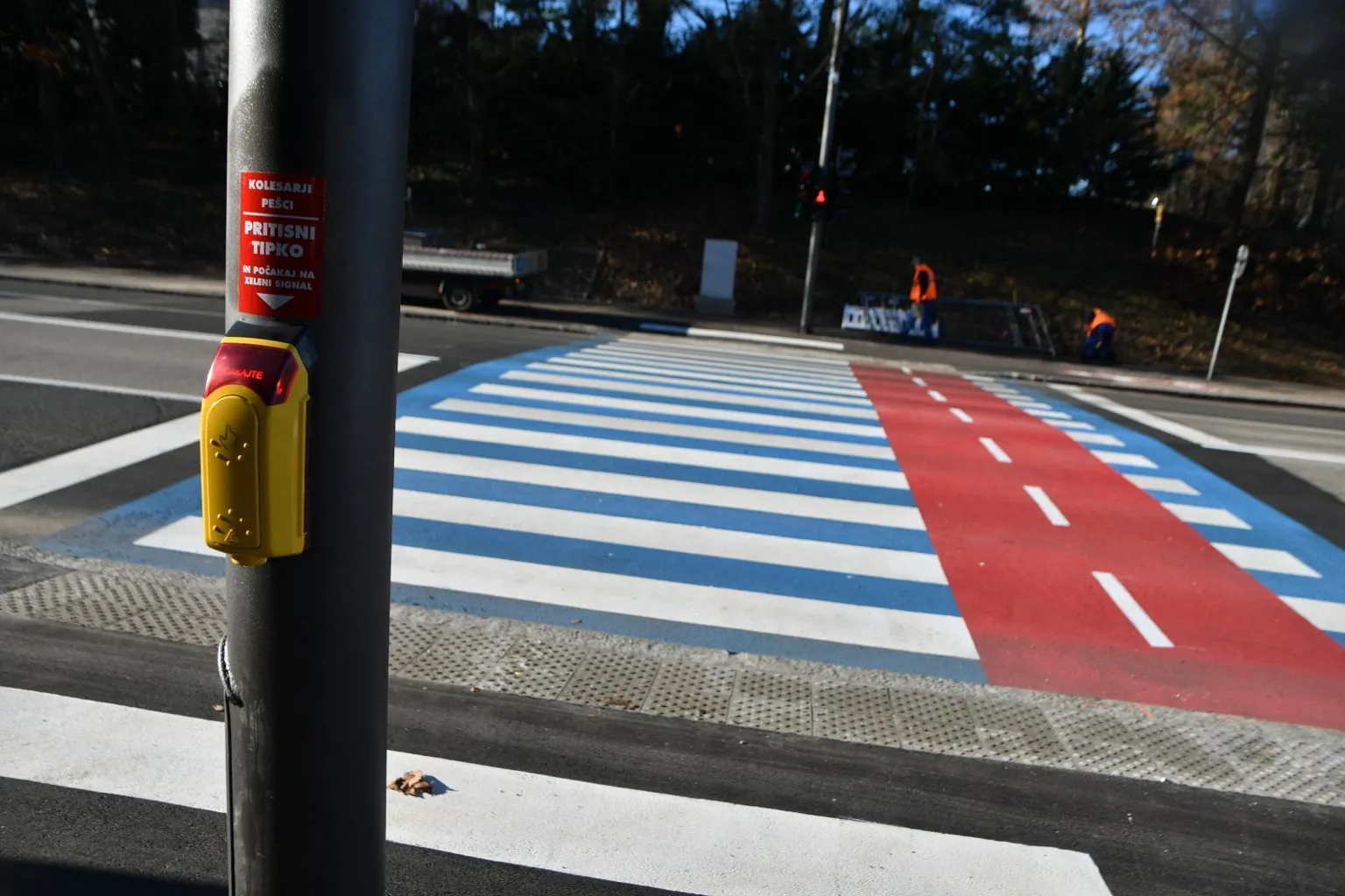 V Mariboru raste število modro obarvanih prehodov, v načrtu tudi nov prehod za pešce pri Račjem dvoru