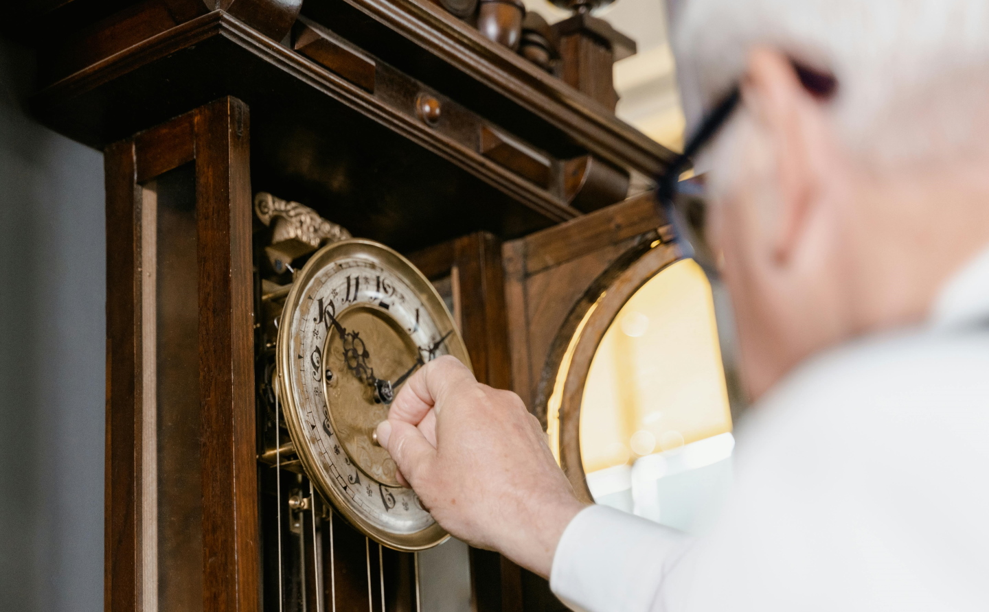 Premik urinih kazalcev: Poletni čas prinaša uro spanca manj