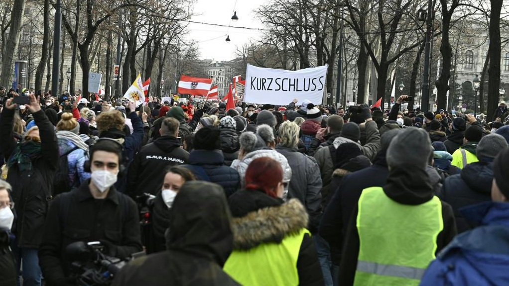 Na Dunaju okoli 5000 ljudi protestiralo proti policijski uri in omejitvam