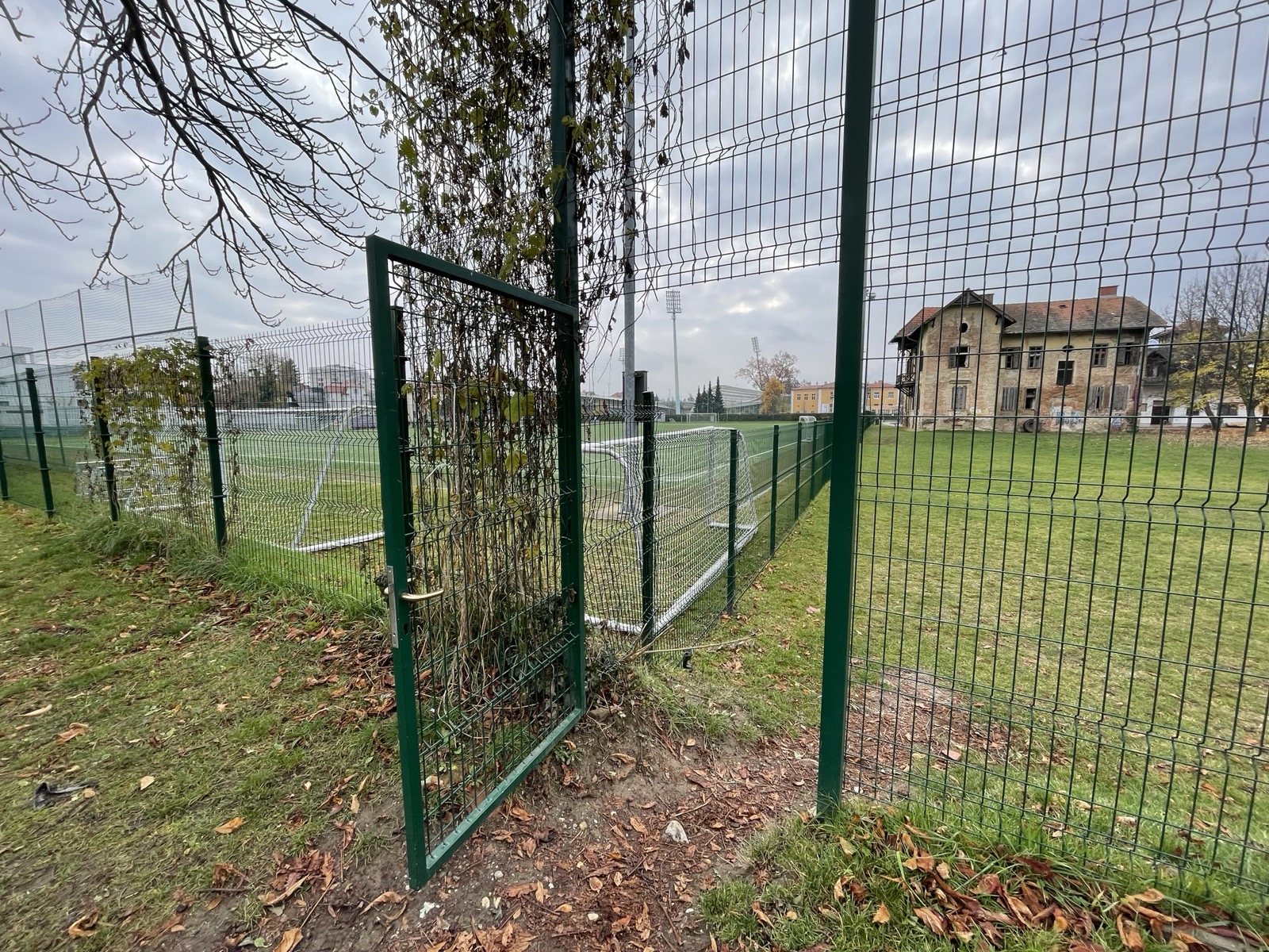 Obsežna prenova pomožnega igrišča Partizan pri Ljudskem vrtu bo stala več kot milijon evrov