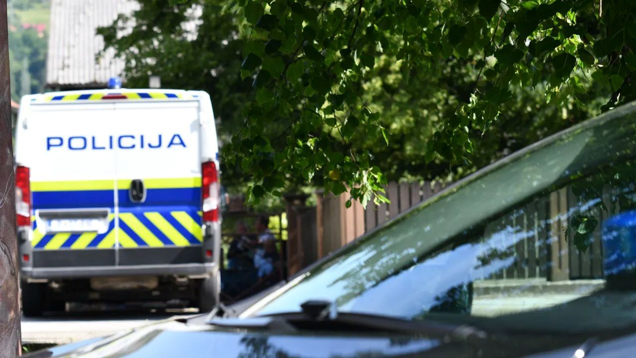 Spor zaradi glasbe? Partnerki v glavo vrgel mobilni telefon in jo pri tem lažje poškodoval