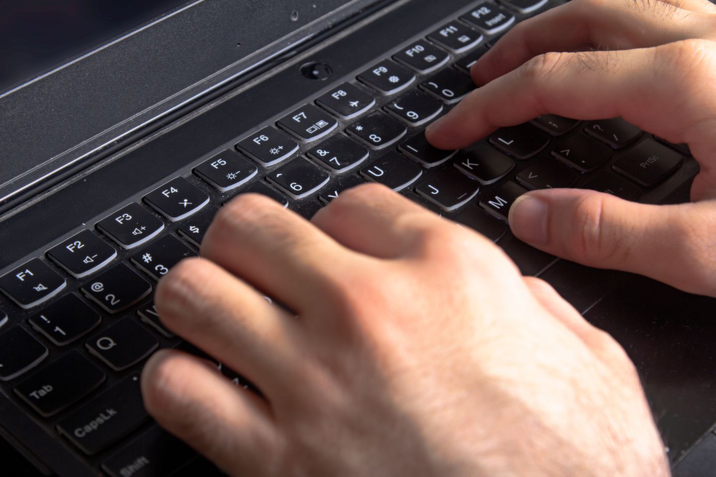 Konec anonimnega komentiranja: Bo vlada končno naredila red tudi v digitalnem svetu?