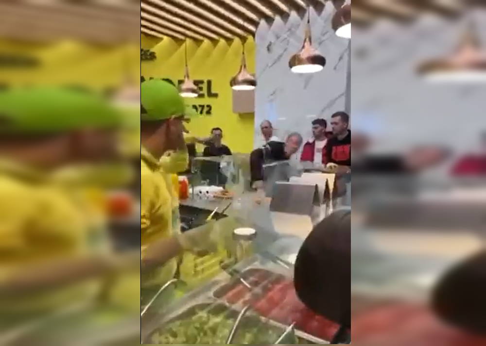 VIDEO: V &#8220;fast foodu&#8221; gost razbil vitrino, osebje na njega s kijem