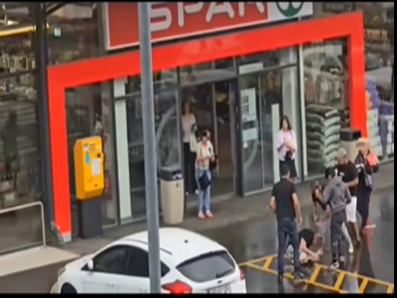 Po pretepu pred trgovino v Mariboru policija odvzela prostost trem moškim, eden od njih je mladoletnik