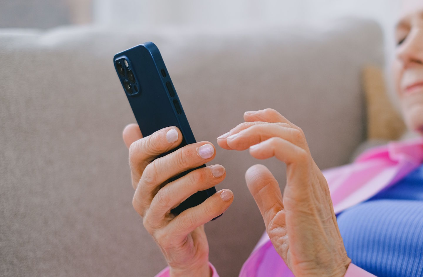 »Živjo, mama, to je moja nova številka«: goljufi se izdajajo za otroke