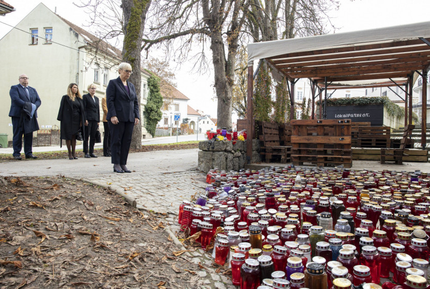 Predsednica prižgala svečo v Novem mestu: »Rešitve morajo biti trajne, ne všečne«