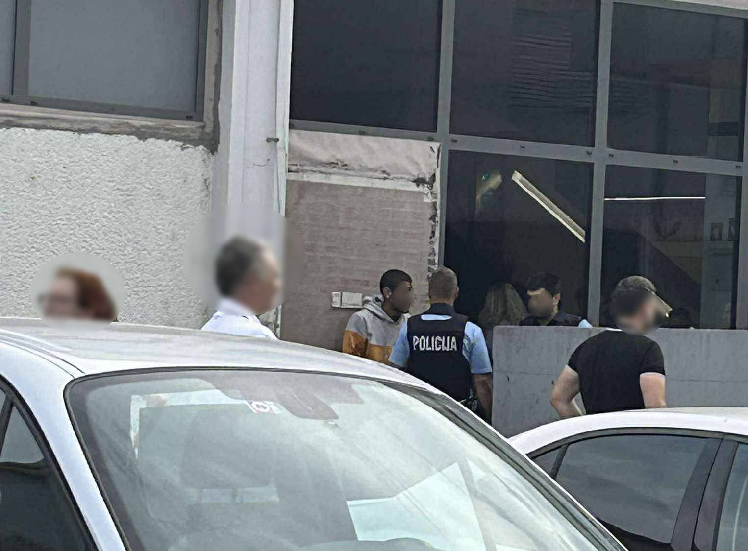 FOTO: Moški v kopališču Pristan obračunal z žensko
