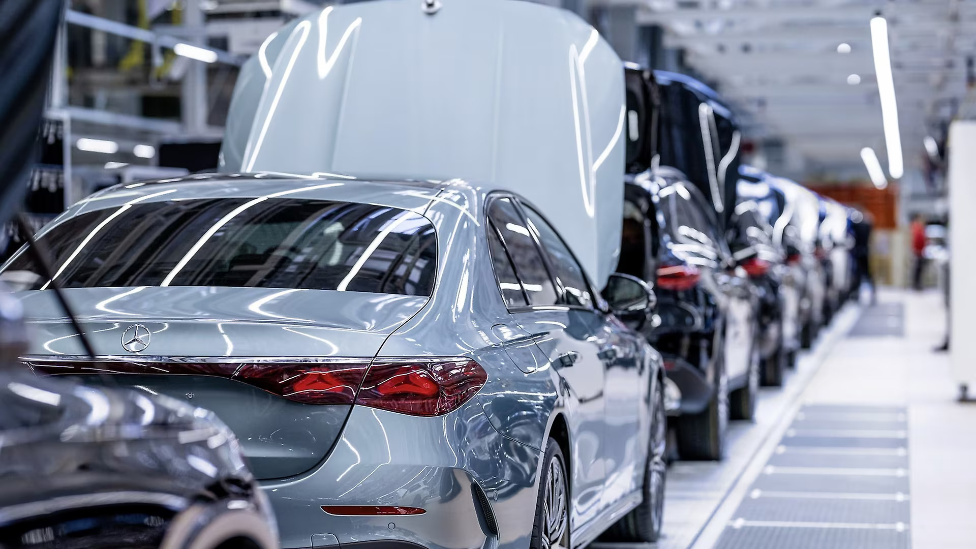 Mercedes zahteva več dela za isto plačo: v Nemčiji ura stane 49, na Madžarskem 15 evrov