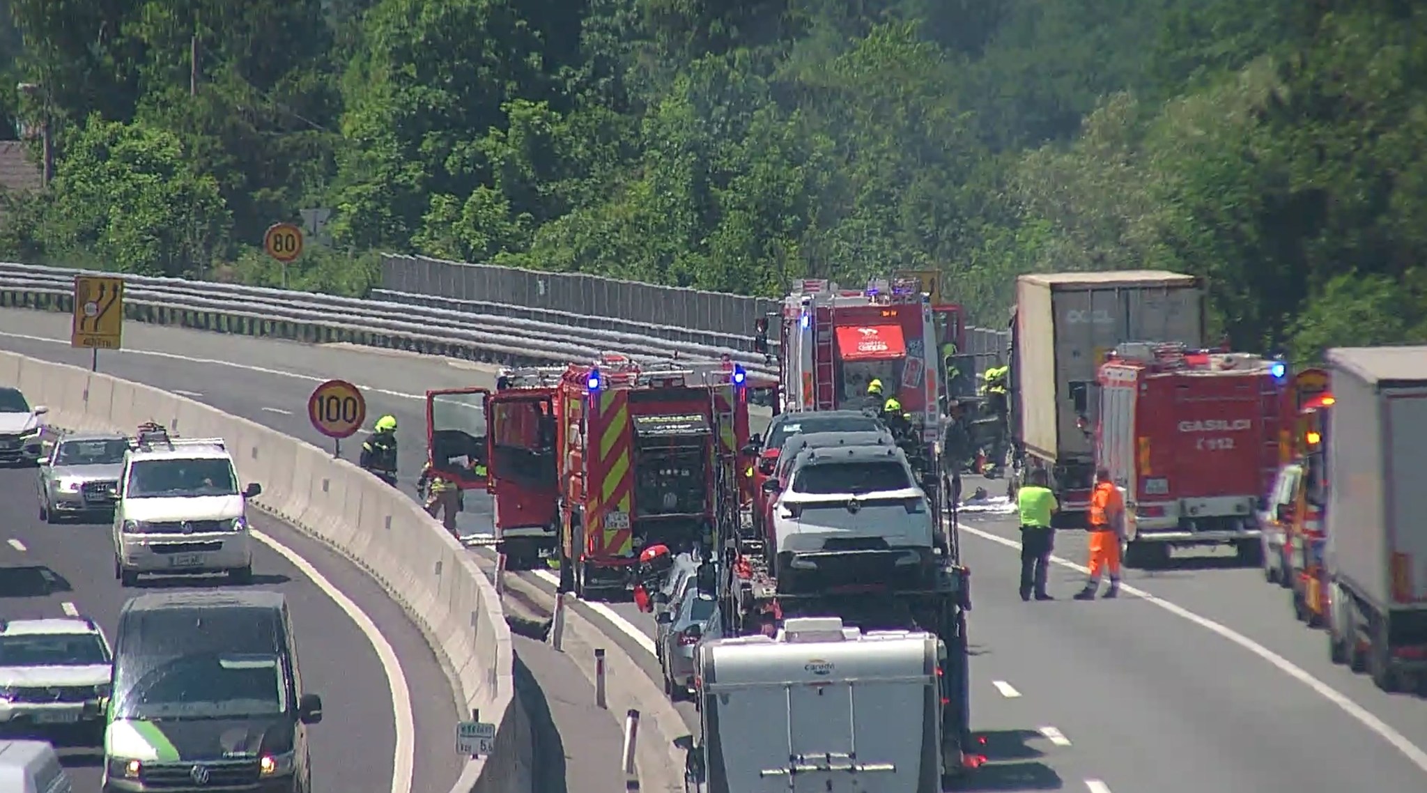 Popolna zapora primorske avtoceste: Zaradi gorečega tovornjaka nastajajo dolgi zastoji