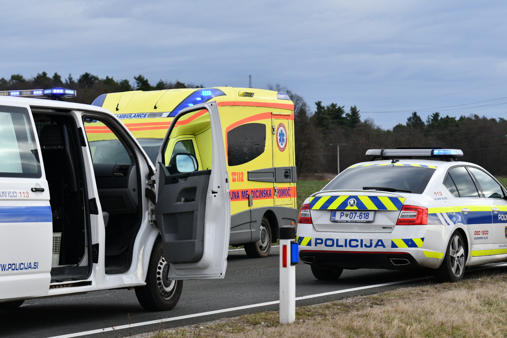 72-letnik zapeljal s ceste in trčil v parkirano vozilo, poškodbe so bile usodne