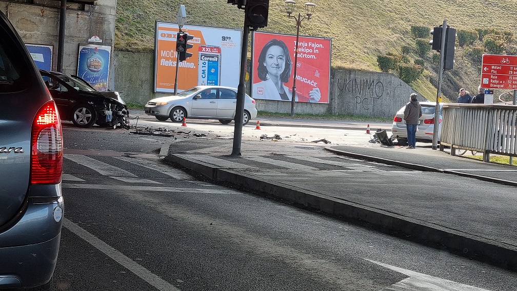 FOTO: Trčenje na dvoetažnem mostu ovira promet