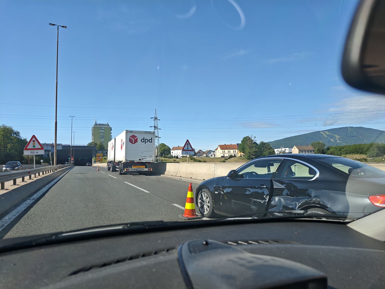 FOTO: Zaradi jutranje prometne nesreče na bivši hitri cesti skozi Maribor odprt samo en vozni pas