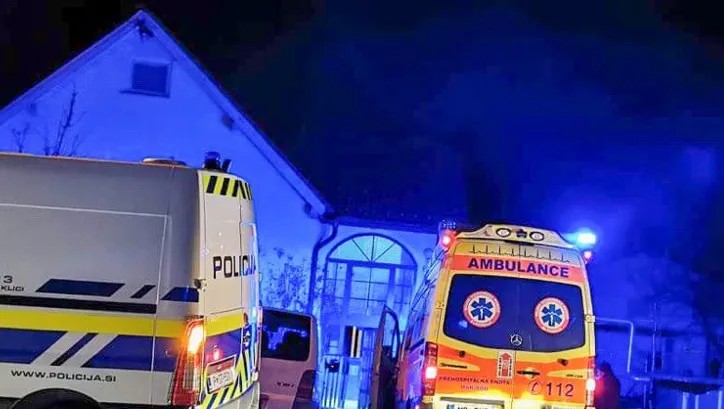 Vozilo po prevračanju obstalo pod nadstreškom stanovanjske hiše, zaradi posledic nesreče voznik umrl