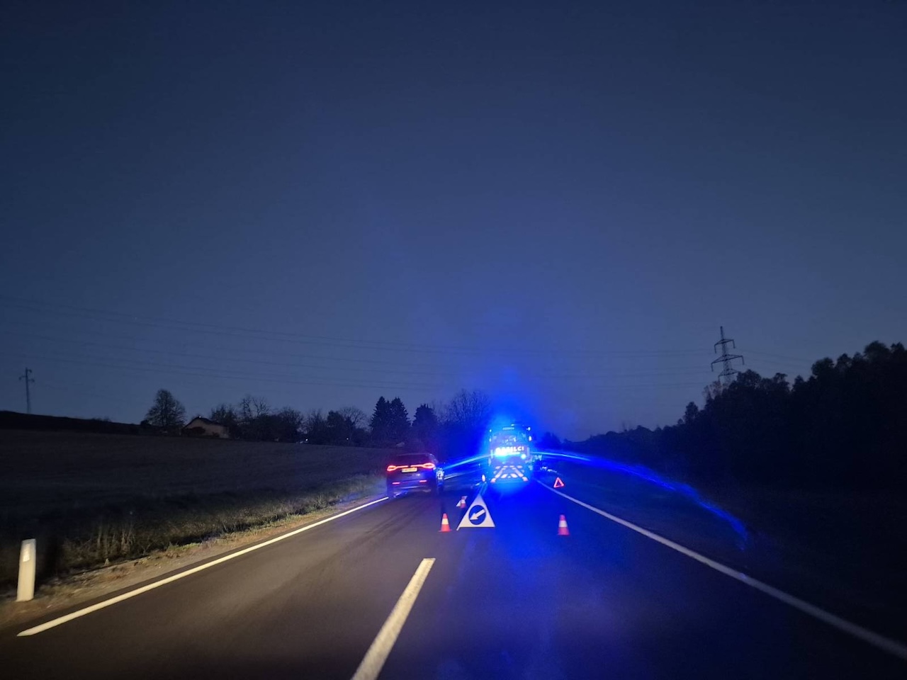 Na cesti med Pesnico in Lenartom zagorelo vozilo, promet oviran