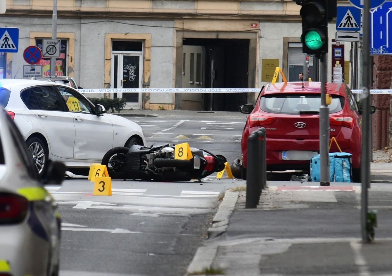 FOTO: Tragična prometna nesreča v centru Maribora, umrl motorist